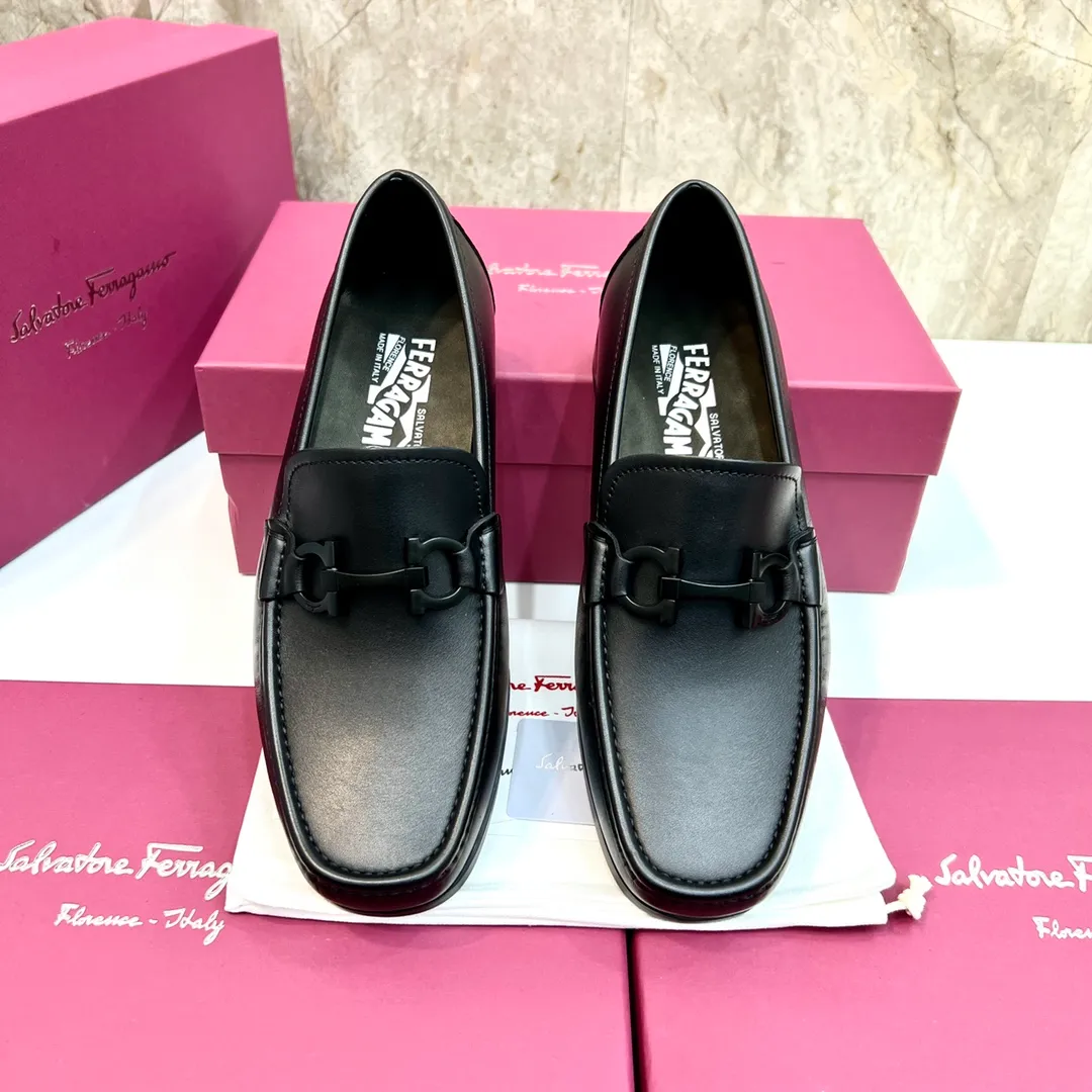 Original quality P780 Brand: Ferragamo Standard size: Men's size 39–44 (38.45 can be customized) Grade: Same style as the official website High-quality men's shoes Material: Customized first-layer calfskin with water-dyed cowhide lining Cowhide tiptoe Original non-slip and wear-resistant rubber outsole Style category: Men's formal business leather shoes are young and fashionable European and American trends British style Casual matching and comfortable feet Color: actual picture